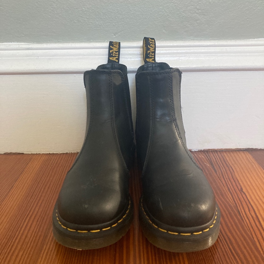 Doc Martens 2976 Women’s Smooth Leather Chelsea Boots | black | size 8